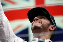 Il vincitore della gara Lewis Hamilton, Mercedes AMG F1 festeggia sul podio