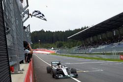 Lewis Hamilton, Mercedes AMG F1 W07 Hybrid takes the win