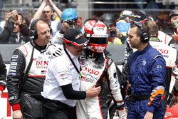#5 Toyota Racing Toyota TS050 Hybrid: Kazuki Nakajima bersama Rob Leupen, Toyota Motorsport setelah