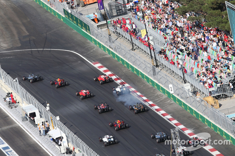 Nico Rosberg, Mercedes AMG F1 W07 Hybrid leads at the start of the race