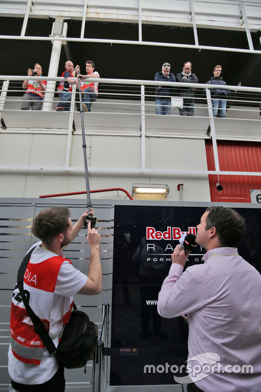 Репортер Sky Sports Pitlane Тед Кравітц з іншими ЗМІ