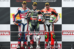 Podium : le deuxième, Michael van der Mark, Honda WSBK Team, le vainqueur Jonathan Rea, Kawasaki Racing Team et le troisième, Davide Giugliano, Aruba.it Racing - Ducati Team