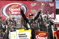 Le vainqueur Kevin Harvick, Stewart-Haas Racing Chevrolet