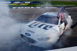 El ganador de la carrera, Brad Keselowski, Team Penske Ford