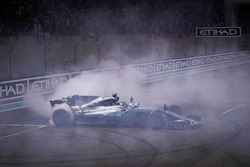 Race winner Valtteri Bottas, Mercedes AMG F1 W08 with doughnuts