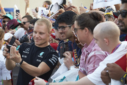 Valtteri Bottas, Mercedes AMG F1, scatta una foto con un fan