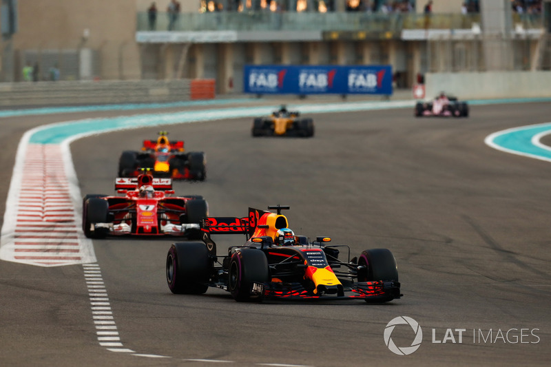 Daniel Ricciardo, Red Bull Racing RB13, Kimi Raikkonen, Ferrari SF70H, Max Verstappen, Red Bull Raci