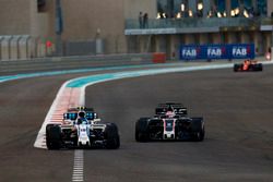 Lance Stroll, Williams FW40 leads Romain Grosjean, Haas F1 Team VF-17