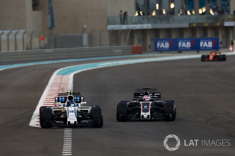 Lance Stroll, Williams FW40 leads Romain Grosjean, Haas F1 Team VF-17