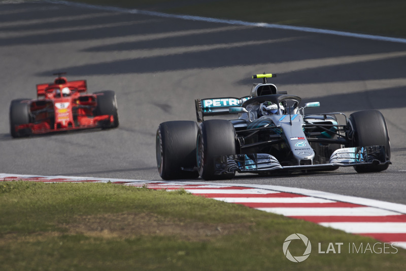 Valtteri Bottas, Mercedes AMG F1 W09, Sebastian Vettel, Ferrari SF71H