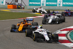 Сергей Сироткин, Williams FW41, Стоффель Вандорн, McLaren MCL33, и Шарль Леклер, Alfa Romeo Sauber C