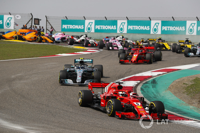 Sebastian Vettel, Ferrari SF71H, Valtteri Bottas, Mercedes AMG F1 W09, Kimi Raikkonen, Ferrari SF71H, Max Verstappen, Red Bull Racing RB14 Tag Heuer, and the rest of the field at the start of the race