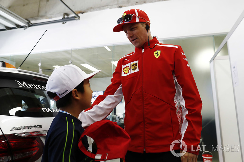 Kimi Raikkonen, Ferrari, con un joven fan