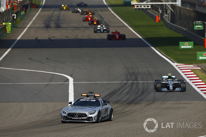 El Mercedes AMG safety-car precede a Valtteri Bottas, Mercedes AMG F1 W09, Sebastian Vettel, Ferrari SF71H, Lewis Hamilton, Mercedes AMG F1 W09, y Max Verstappen, Red Bull Racing RB14 Tag Heuer