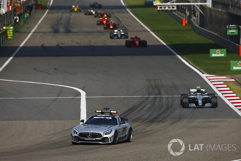 El AMG Mercedes safety-car al frente de Valtteri Bottas, Mercedes AMG F1 W09, Sebastian Vettel, Ferrari SF71H, Lewis Hamilton, Mercedes AMG F1 W09, and Max Verstappen, Red Bull Racing RB14 Tag Heuer