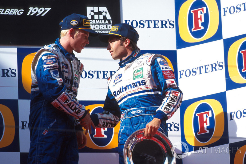 Il vincitore della gara Jacques Villeneuve, (a sinistra) stringe la mano al compagno di squadra Heinz-Harald Frentzen, Williams, arrivato terzo