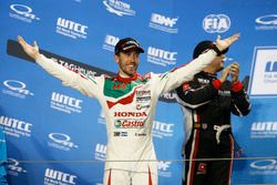 Podio: il vincitore della gara Esteban Guerrieri, Honda Racing Team JAS, Honda Civic WTCC