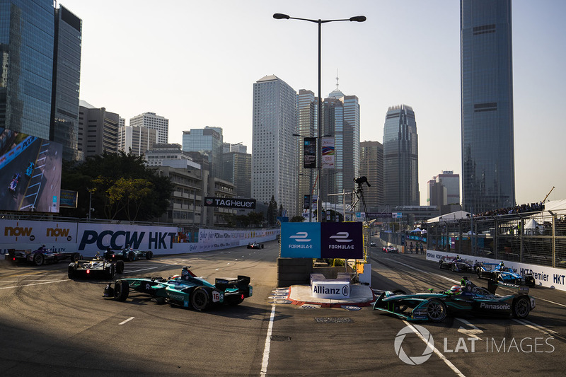 Oliver Turvey, NIO Formula E Team leads Nelson Piquet Jr., Jaguar Racing