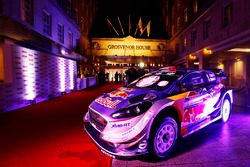 Une Ford Fiesta WRC est exposée