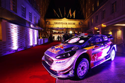 Une Ford Fiesta WRC est exposée
