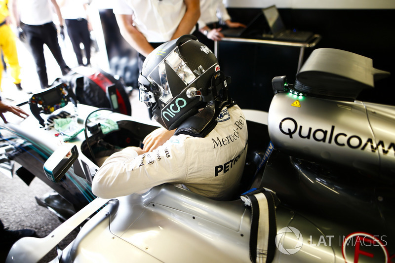 Los ex campeones del mundo, Keke Rosberg y su hijo Nico Rosberg, se preparan para correr el circuito en sus coches con el título ganador.
