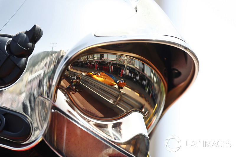 Фернандо Алонсо, McLaren MCL33, в отражении визора маршала