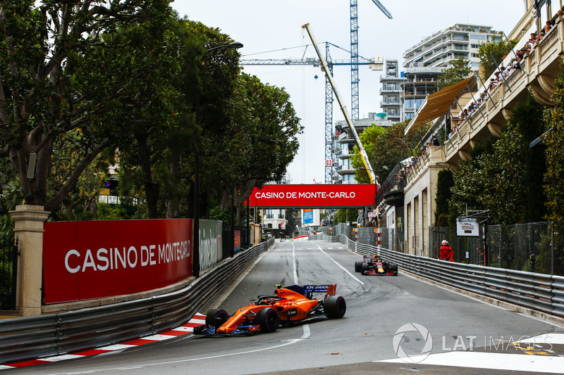Stoffel Vandoorne, McLaren MCL33, leads Max Verstappen, Red Bull Racing RB14