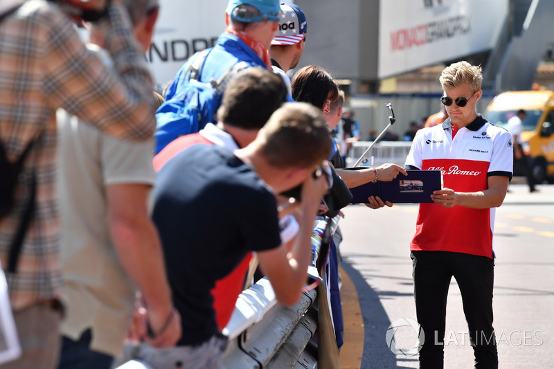 Marcus Ericsson, Sauber signs autographs for the fans