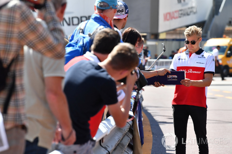 Marcus Ericsson, Sauber signe des autographes