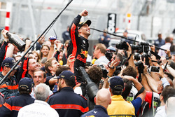 Racewinnar Daniel Ricciardo, Red Bull Racing, viert feest in Parc Ferme