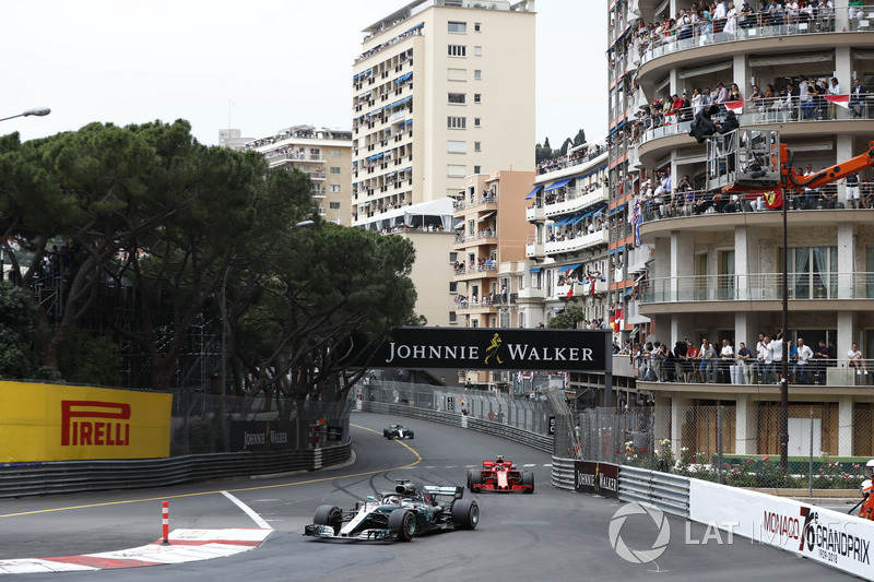 Lewis Hamilton, Mercedes AMG F1 W09, leads Kimi Raikkonen, Ferrari SF71H