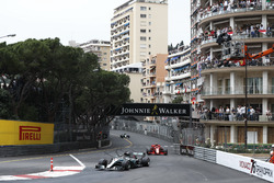 Lewis Hamilton, Mercedes AMG F1 W09, delante de Kimi Raikkonen, Ferrari SF71H