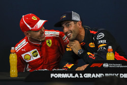 Sebastian Vettel, Ferrari y Daniel Ricciardo, Red Bull Racing en la conferencia de prensa
