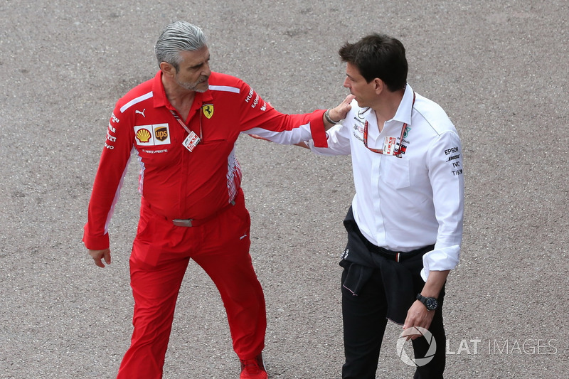 Maurizio Arrivabene, Team Principal, Ferrari, Toto Wolff, Executive Director (Business), Mercedes AMG