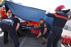 Marshals recover the crashed car of Max Verstappen, Red Bull Racing RB14