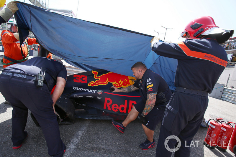 Marshals met de wagen van Max Verstappen, Red Bull Racing RB14 na crash