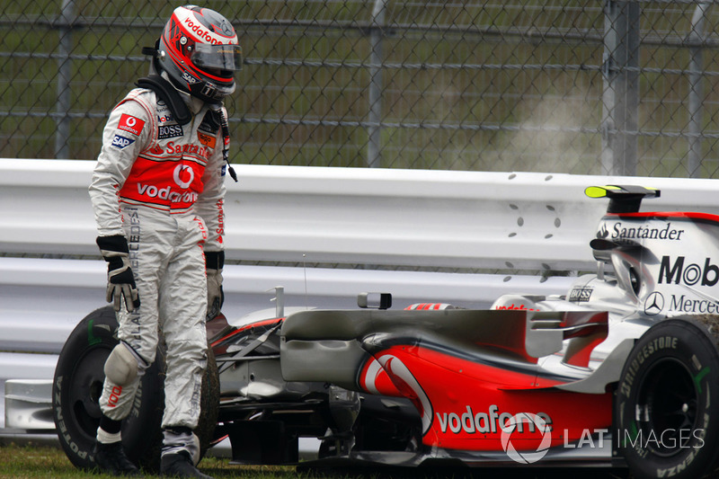 Heikki Kovalainen, McLaren MP4-23 after retiring