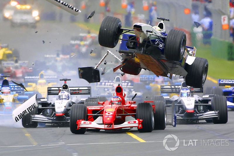 Accidente en la primer curva de Ralf Schumacher, Williams vuela sobre Rubens Barrichello, Ferrari