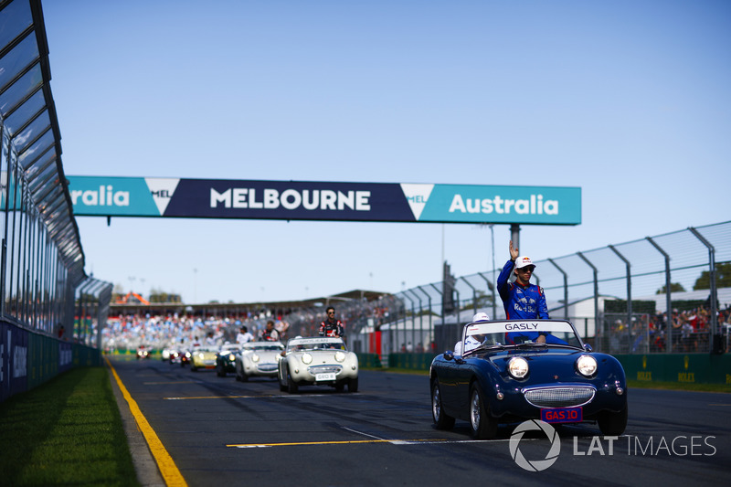 Pierre Gasly, Toro Rosso, dalam rombongan parade pembalap