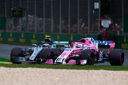 Valtteri Bottas, Mercedes-AMG F1 W09 EQ Power+ et Sergio Perez, Force India en lutte