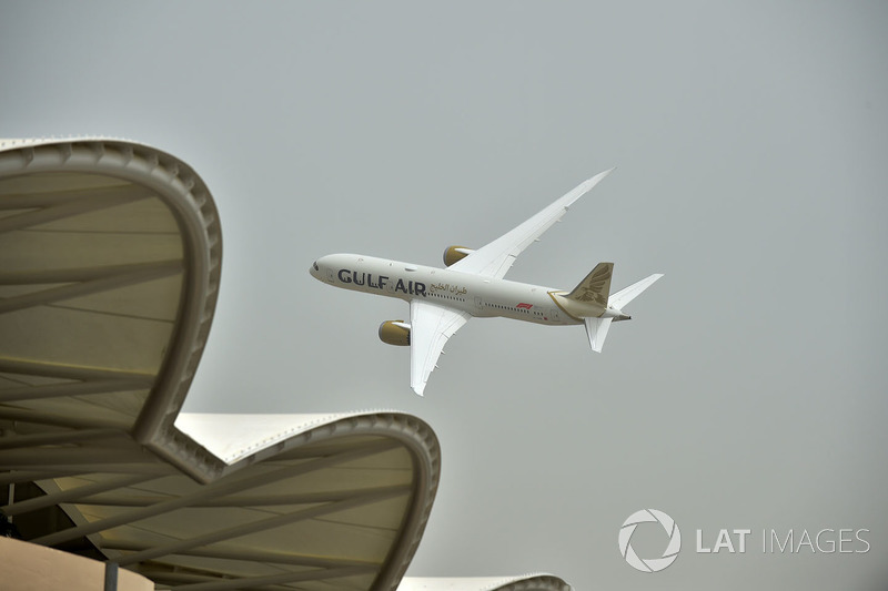 Пролет Airbus A350 над трассой