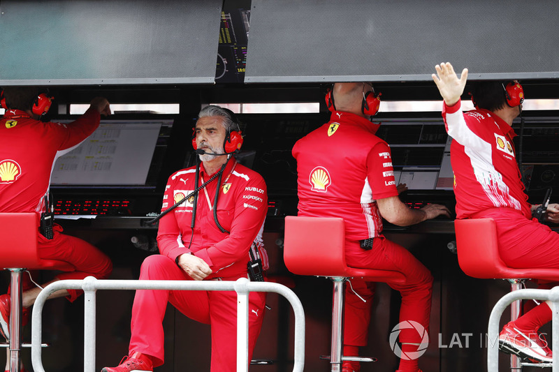 Maurizio Arrivabene, Team Principal, Ferrari, en la pared del pit