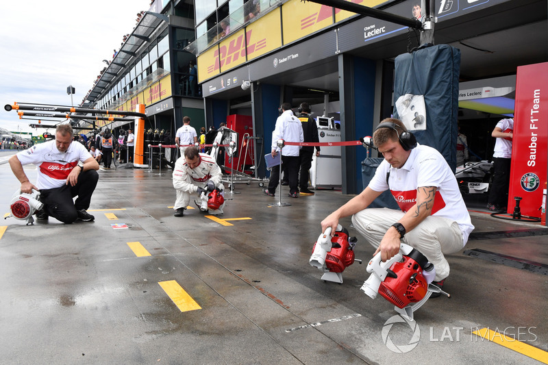 Mekanik Sauber mengeringkan kotak pit