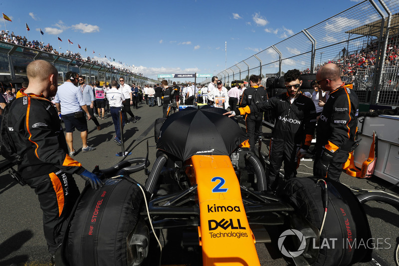 McLaren engineers on the grid with the car of Stoffel Vandoorne, McLaren MCL33 Renault