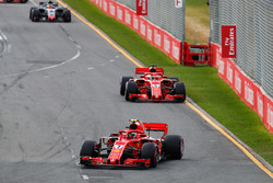 Кімі Райкконен, Себастьян Феттель, Ferrari SF71H, Кевін Магнуссен, Haas F1 Team VF-18 Ferrari