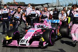 Sergio Perez, Force India VJM11 with mechanics on the grid