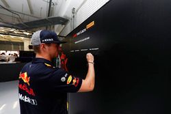 Max Verstappen, Red Bull Racing, firma el tablero Pirelli hot laps