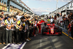 El ganador de la carrera Sebastian Vettel, Ferrari SF71H celebra con el jefe de Ferrari, Maurizio Ar