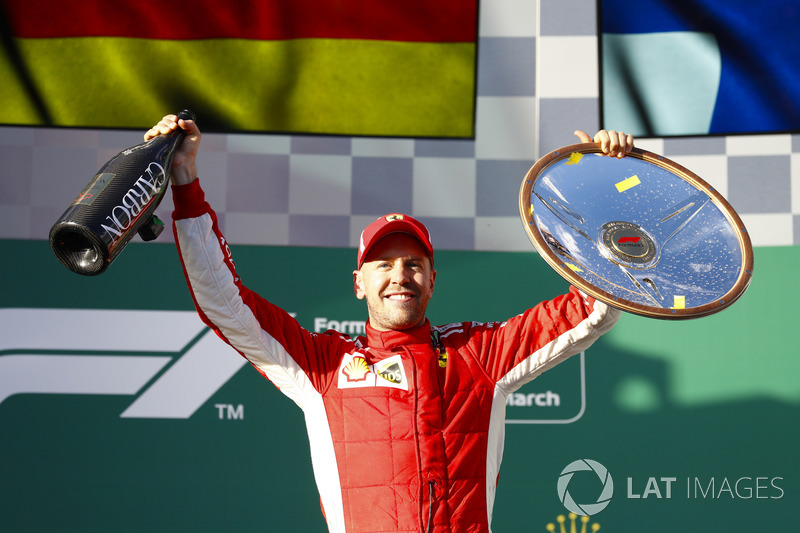 Podio: ganador de la carrera Sebastian Vettel, Ferrari,
