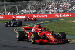 Sebastian Vettel, Ferrari SF71H voor Lewis Hamilton, Mercedes-AMG F1 W09